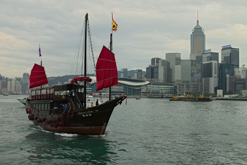 Jonque dans la baie de Hong Kong