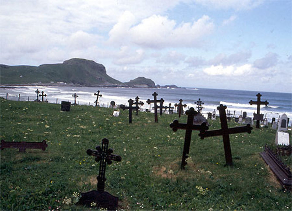 Vieux cimetière balayé par le vent