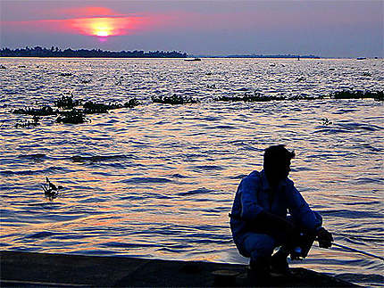 Pêcheur sur fond de coucher de soleil