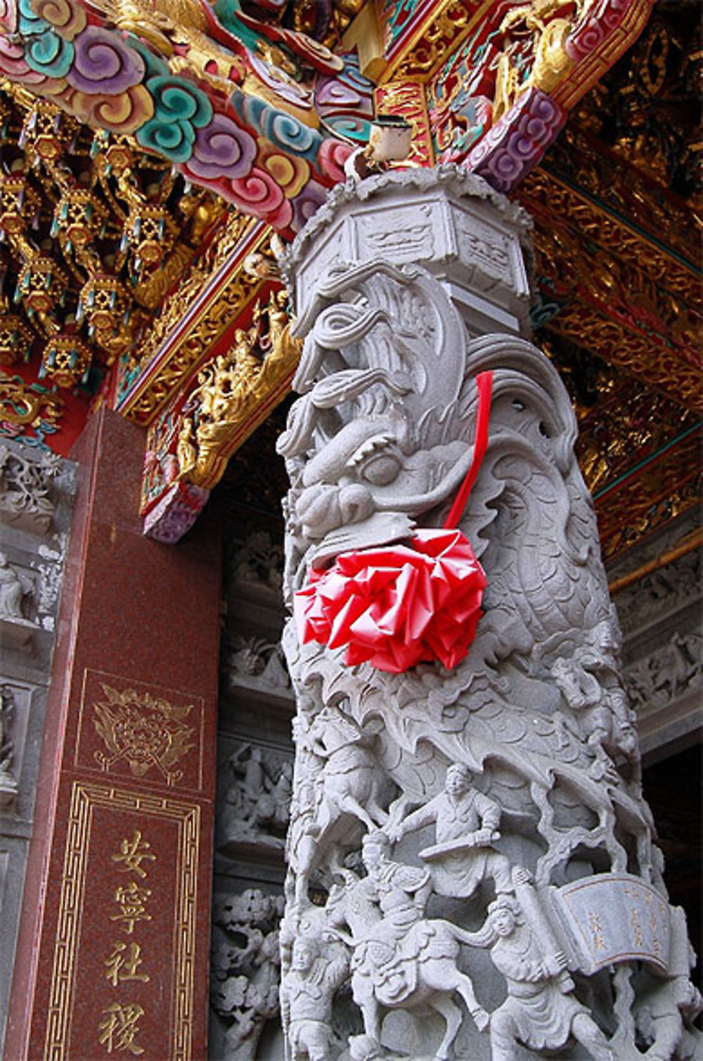 Colonne de temple en pierre sculptée