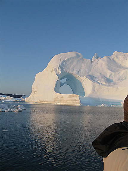 Balade dans les icebergs en bateau sous le soleil de minuit