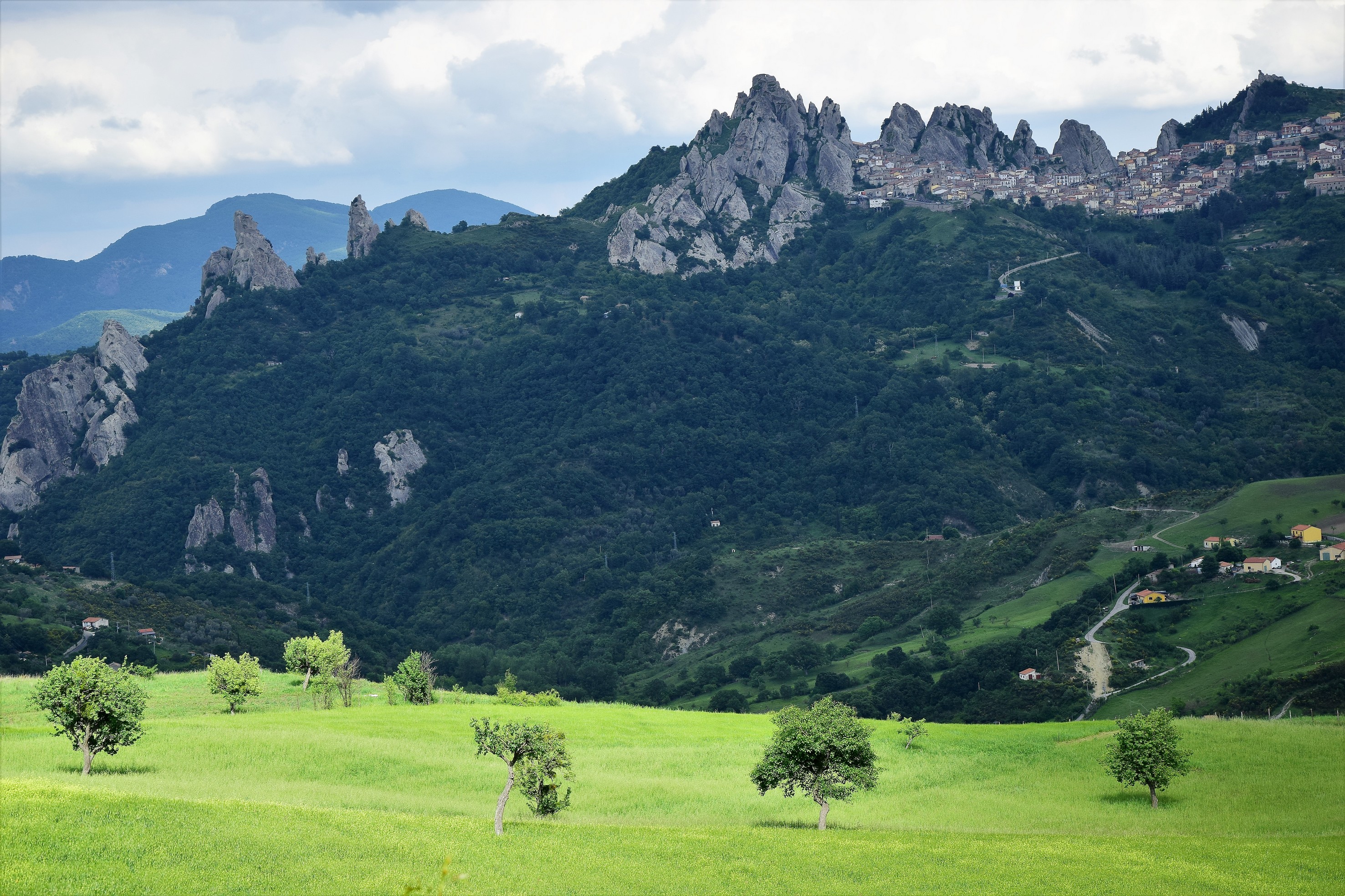 Les montagnes entre Castelmezzano et Pietrapertosa Les montagnes entre Castelmezzano et Pietrapertosa