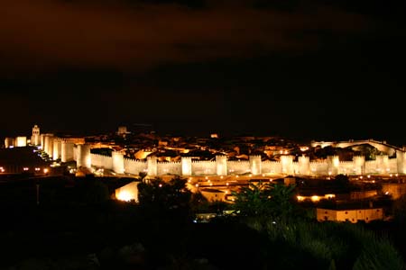 Remparts autour d'Avila le soir Remparts autour d'Avila le soir