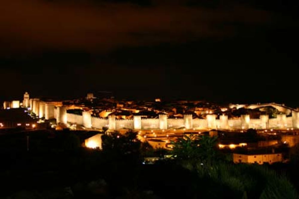 Remparts autour d'Avila le soir