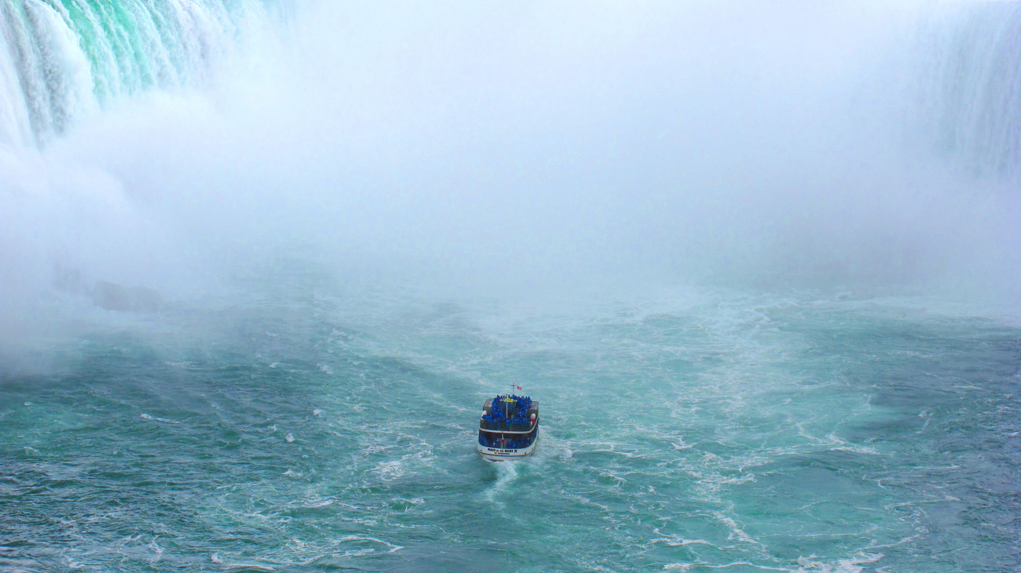 Bateau au pied des chutes : Bateaux : Transport : Chutes du Niagara