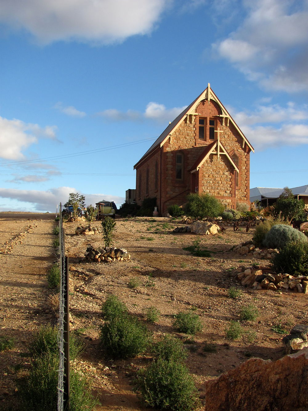 Eglise catholique et son jardin arrière