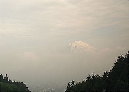 Le Mont Fuji dans la brume