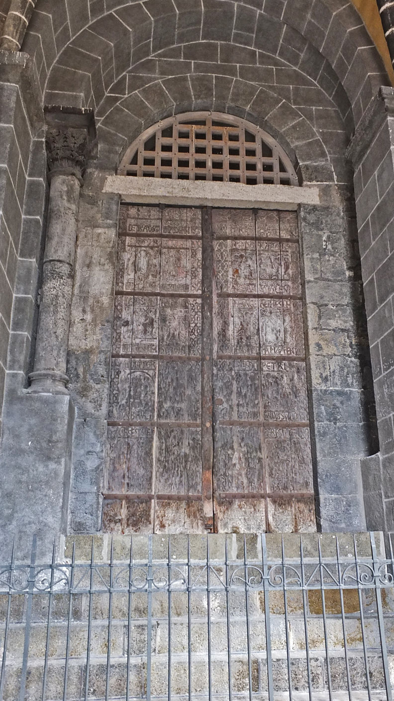 Les portes de cèdre
