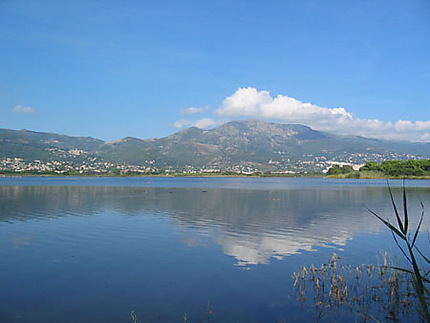 Lac miroir près de Bastia