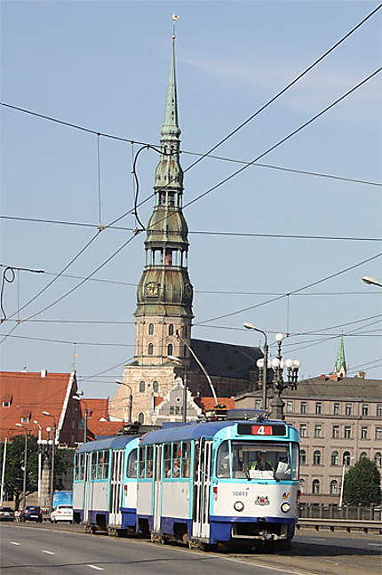 Tramway et l'Eglise Saint Pierre