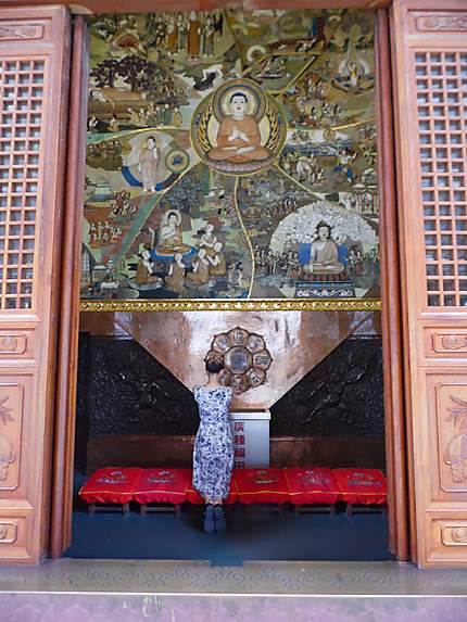 Femme se recueillant au temple Jing'an
