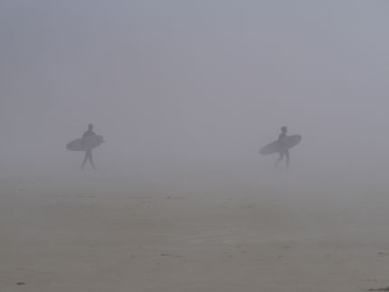 Surfers dans la brume sur l'île de Vancouver