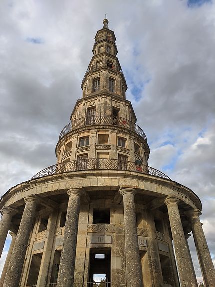 Au pied de la tour Pagode de Chanteloup