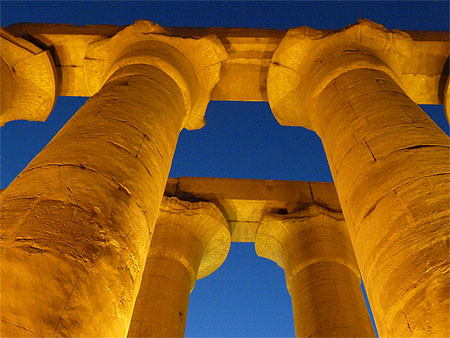 Soir et colonnade au Temple de Louxor Soir et colonnade au Temple de Louxor