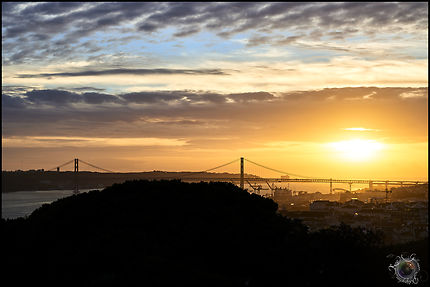 Le pont de Lisbonne au coucher du soleil