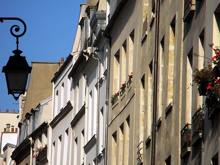 Façades des immeubles anciens de le rue de Bièvre