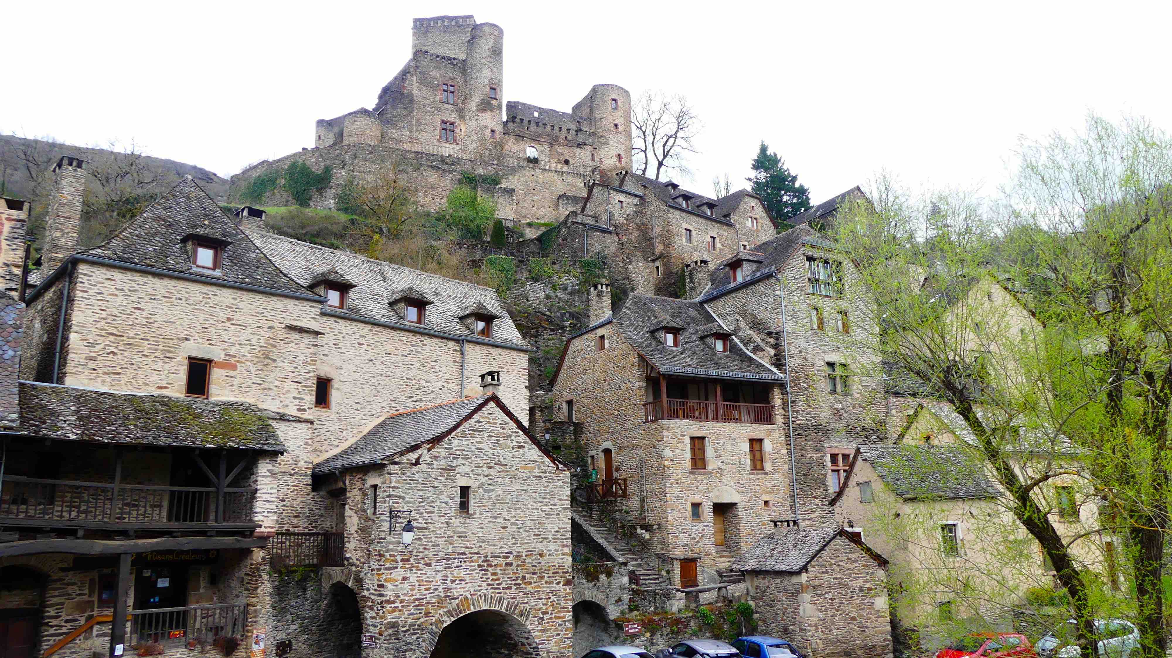 Village et château de Belcastel Village et château de Belcastel