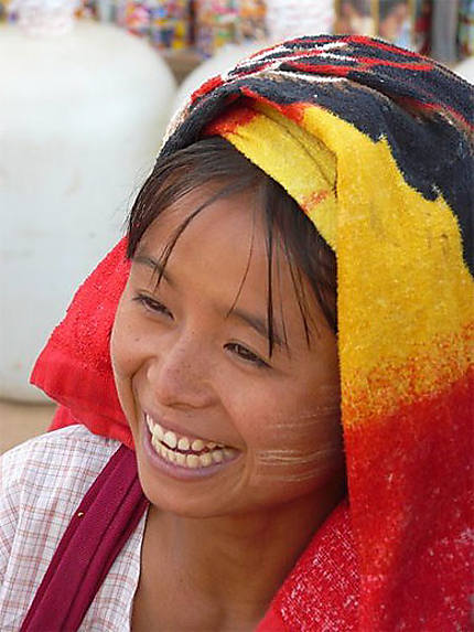 Jeune Birmane sur le marché