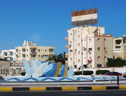 Sculpture moderne sur rond-point, Hurghada