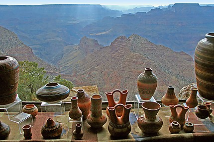 Poteries hopis devant le Grand Canyon