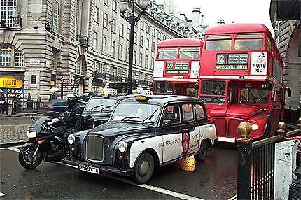 Bus et taxis au Piccadily Square