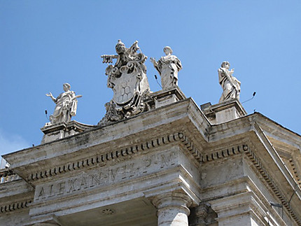 Détails sur colonnes de la Place Saint Pierre
