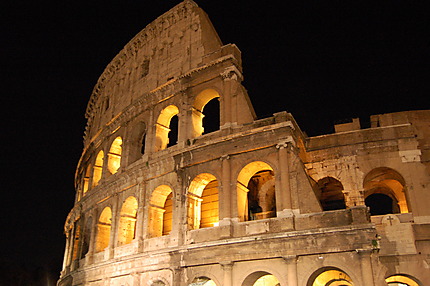 Le Colisée, de nuit