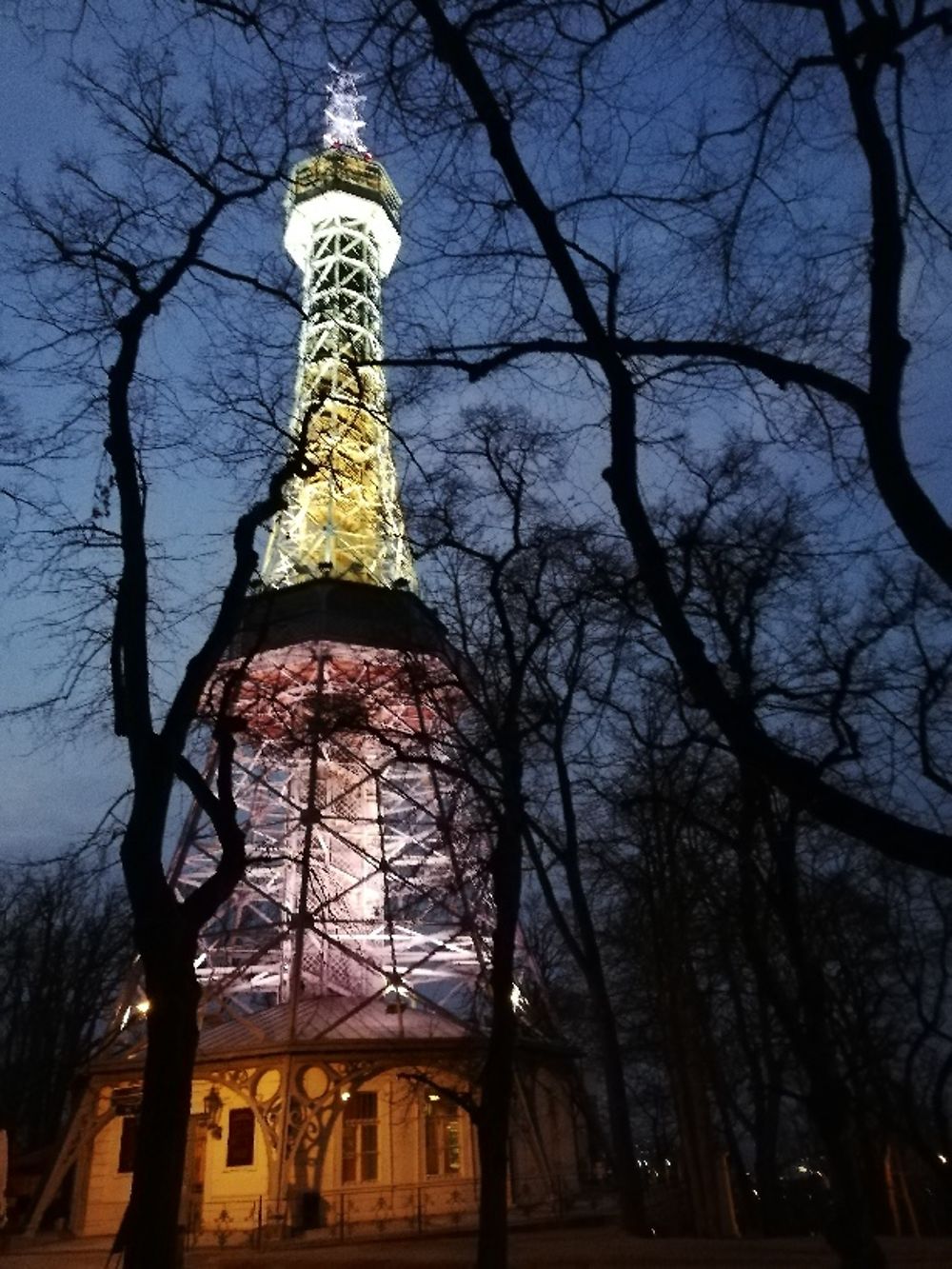 Tour de Petřín, de nuit