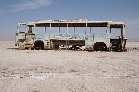 Bus sur le Chott El-Djerid Bus sur le Chott El-Djerid