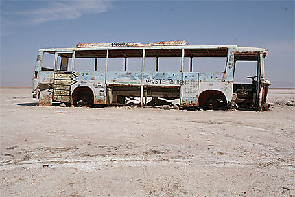 Bus sur le Chott El-Djerid