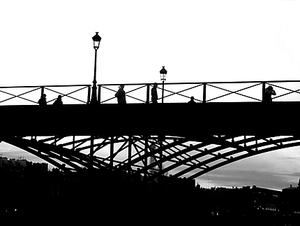 Silhouettes sur le pont des arts