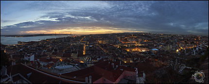 Ville de Lisbonne de nuit, vue du château