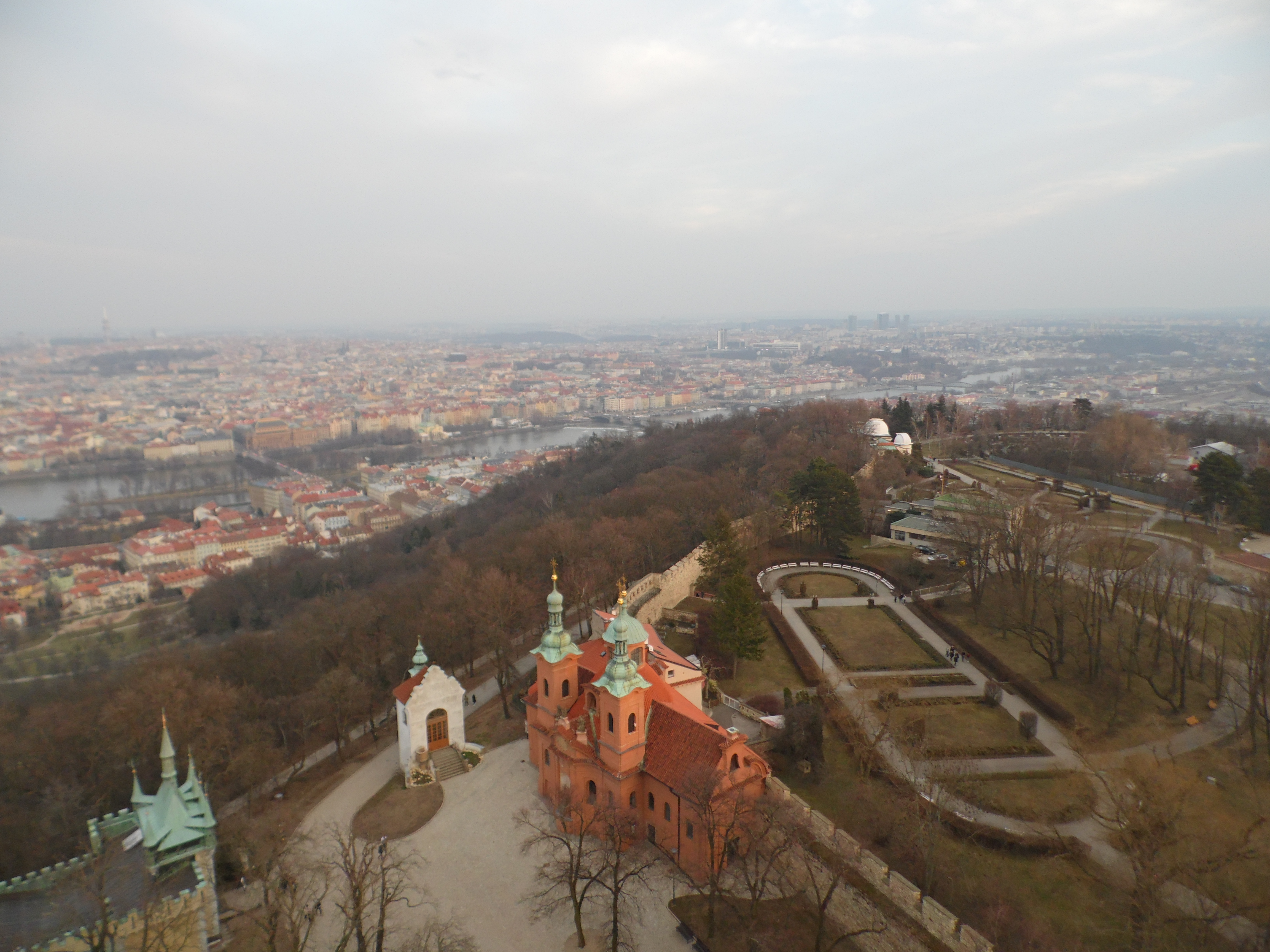 Vue depuis le sommet de la tour de Petřín Vue depuis le sommet de la tour de Petřín