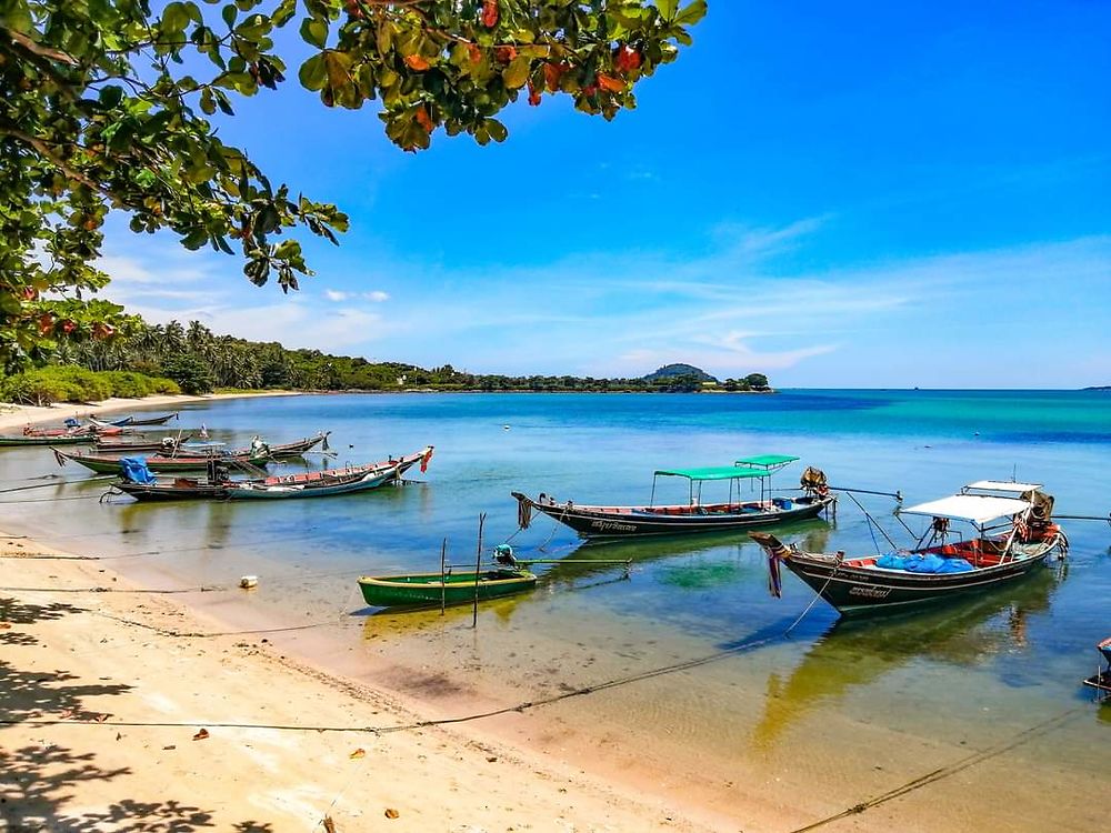 Plage de Thanod et ses bateaux de pêche