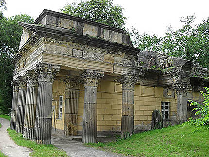 Faux temple antique