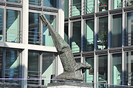 Statue devant les bureaux du parlement