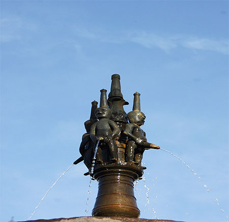 La fontaine des "pisseurs" La fontaine des "pisseurs"