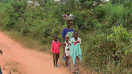 Femme et enfants revenant des champs