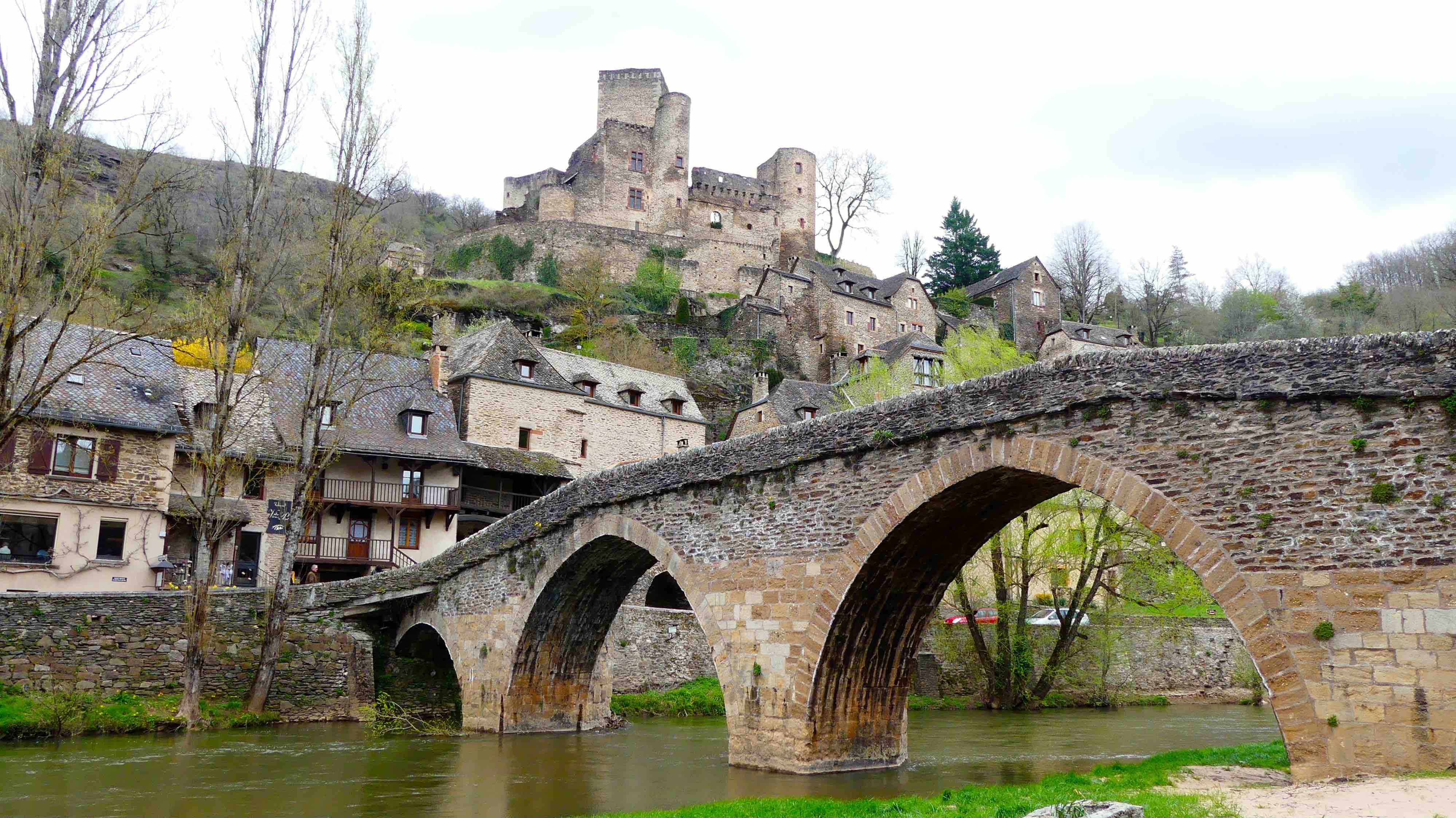 Village et château de Belcastel Village et château de Belcastel