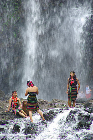 3 jeunes cambodgiennes à la cascade