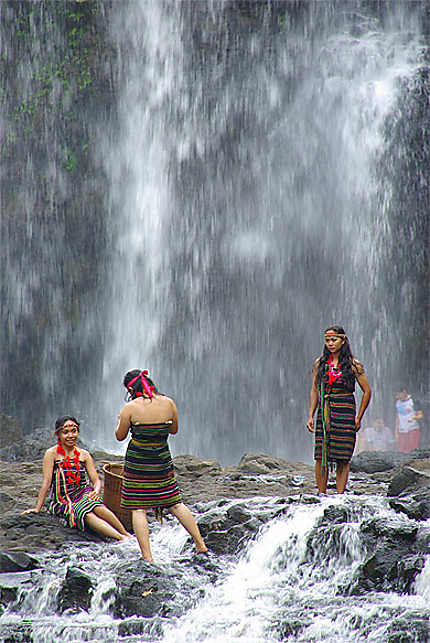 3 jeunes cambodgiennes à la cascade