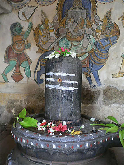 Lingam et fresques murales