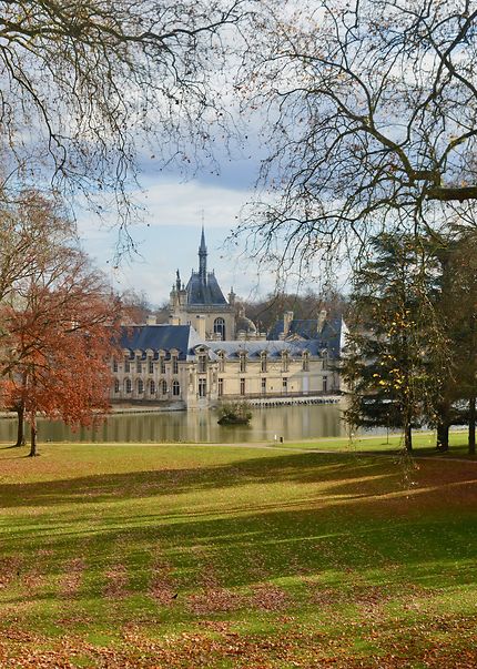 Le château de Chantilly en automne