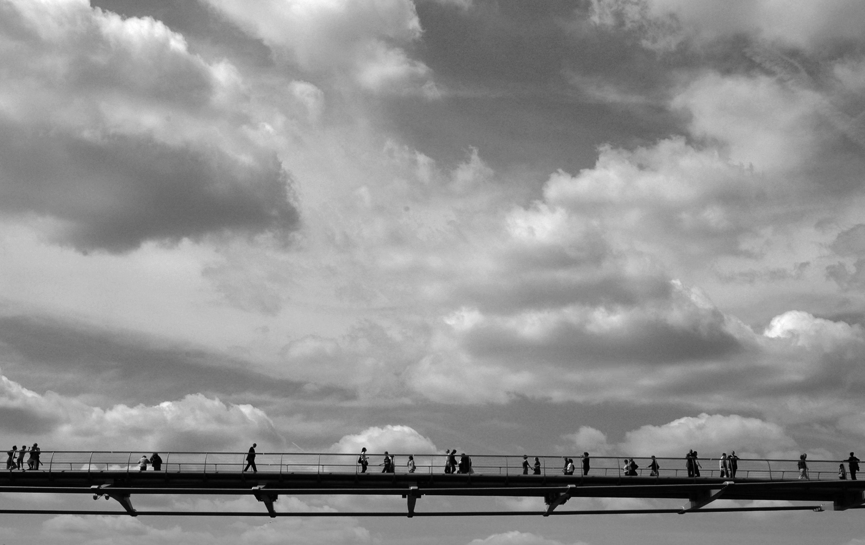 Millennium Bridge entre ciel et Tamise