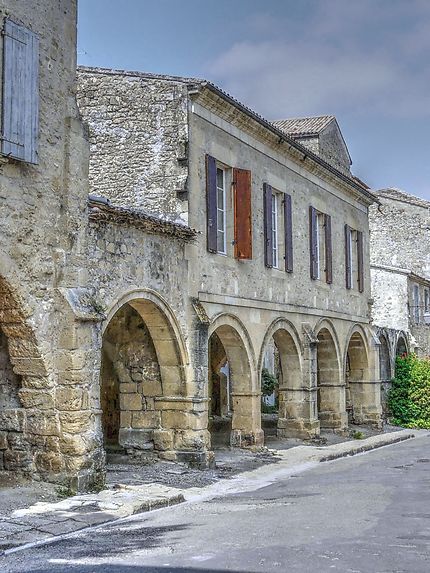 Maison avec arches à Saint-Macaire