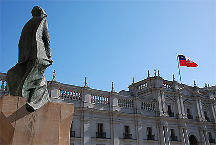 Statue d'Allende regardant le Palais présidentiel