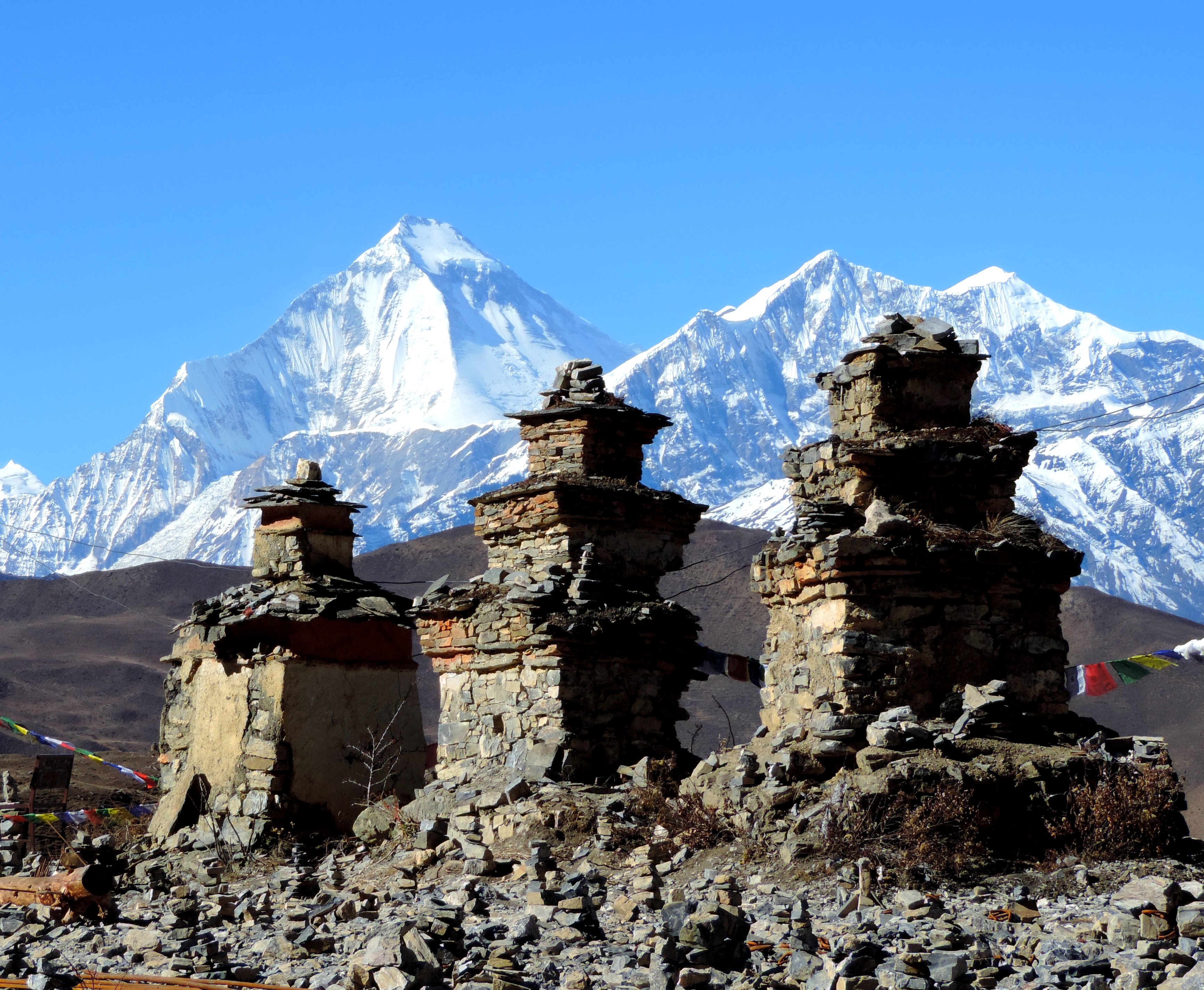 Stone stupas devant le Dhaulagiri 8167m Stone stupas devant le Dhaulagiri 8167m