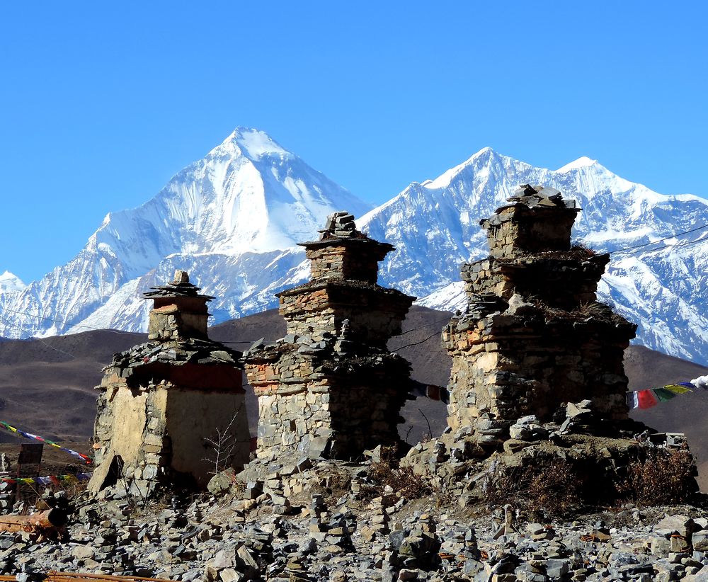 Stone stupas devant le Dhaulagiri 8167m