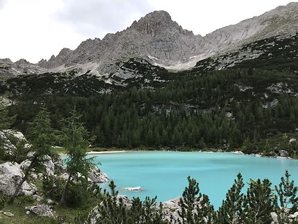 Lac de Sorapis dans les Dolomites