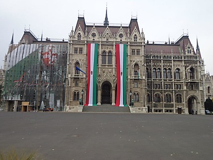 Le Parlement aux couleurs hongroises 